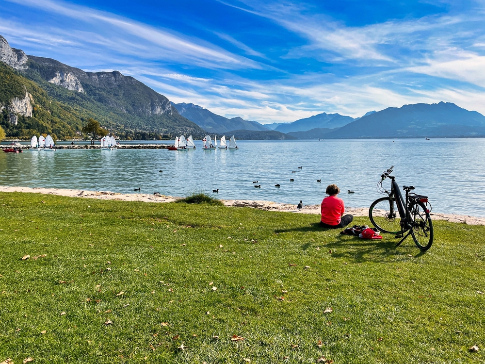 Le Mag Camping - Et si vous visitiez la Haute-Savoie à vélo 🚴, sur des chemins plats ?