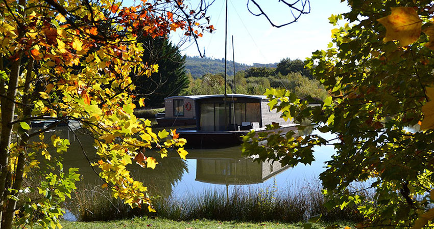 Le Mag Camping - Insolite : dormir sur une barque !