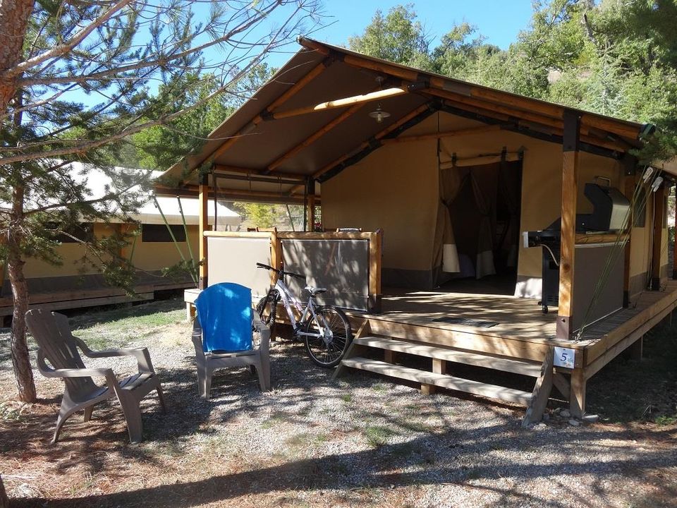 La Beaume - Tente meublée - Tente en toile et en bois 5 personnes - Tente Safari 30m² CONFORT 2 chambres + terrasse couverte + BBQ