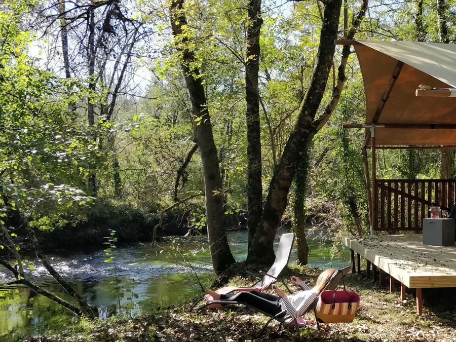 Peyrelevade - Tente meublée - Tente en toile et en bois 4 personnes - Tente Luxe Lodge Safari Dimanche bord de rivière 40 m2