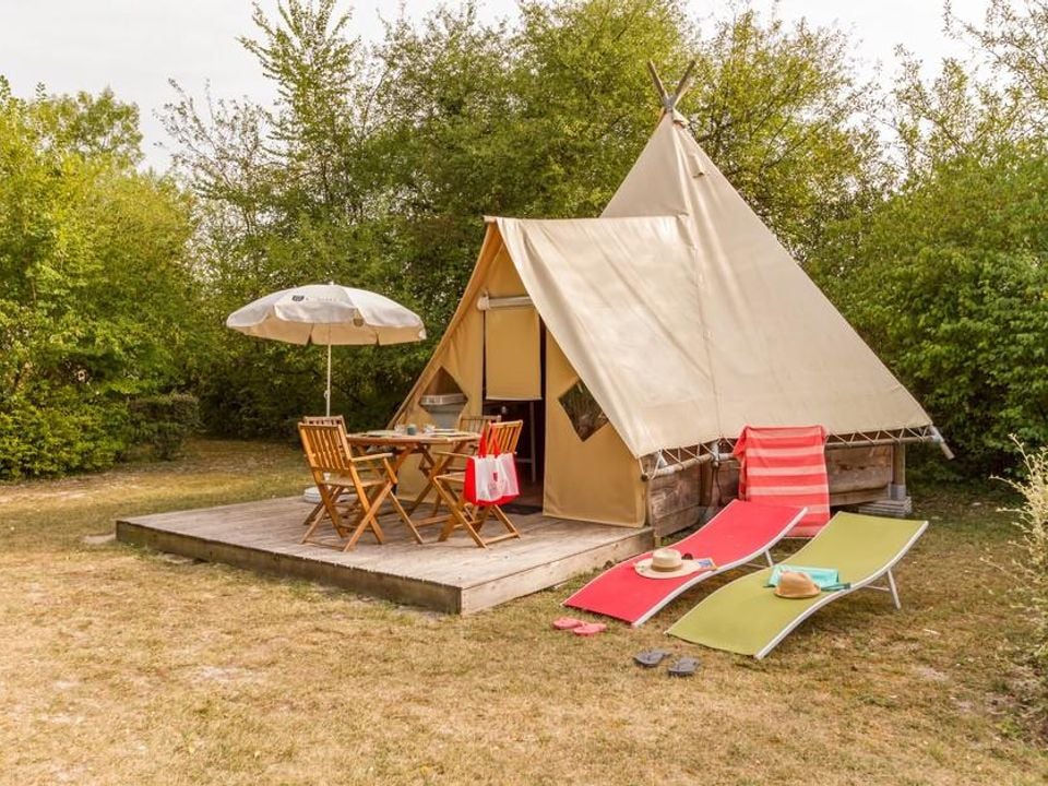 Le Petit Trianon - Tente meublée - Tente en toile et en bois 4 personnes - TIPI Sans sanitaires