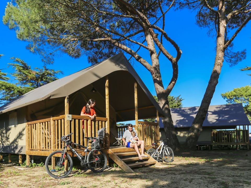 Domaine Résidentiel de plein-air Les Tamarins - Tente meublée - Tente en toile et en bois 4 personnes - Tente Lodge Confort (2 chambres) + terrasse couverte - sans sanitaire