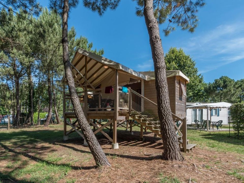 Les Bruyères - Mobil home - Hébergement 5 personnes - INSOLITE 25-2 (Cabane sur pilotis Ecologe) ; maxi 4 adultes (Lits superposés) TV
