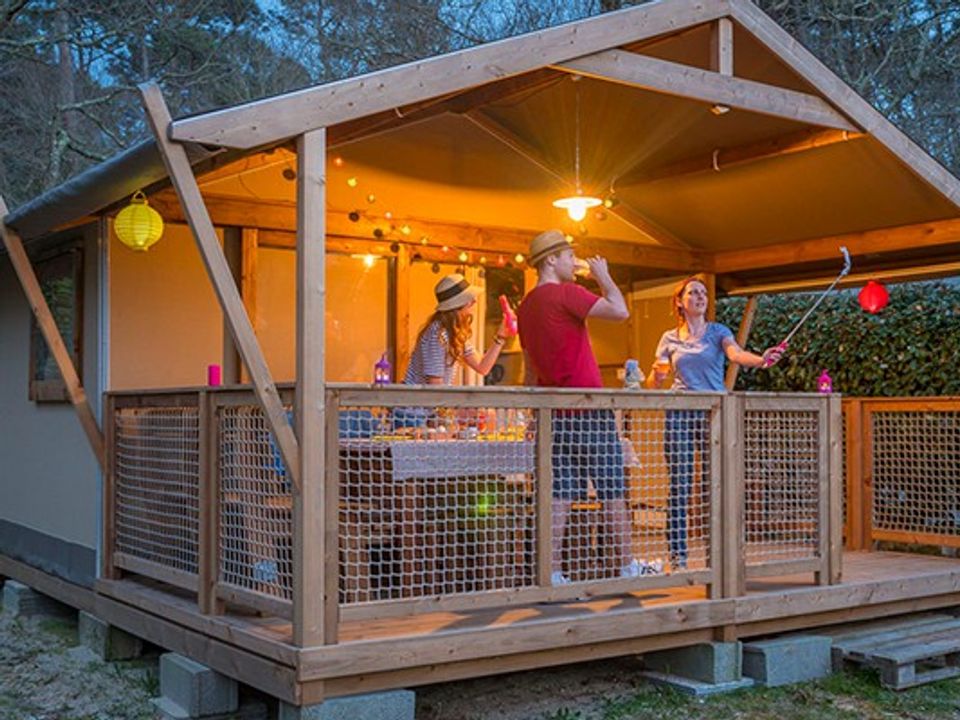 Le Château de Galaure - Tente meublée - Tente en toile et en bois 5 personnes - Tente Super Lodge | 2 Ch. | 4/5 Pers. | Sans SDB