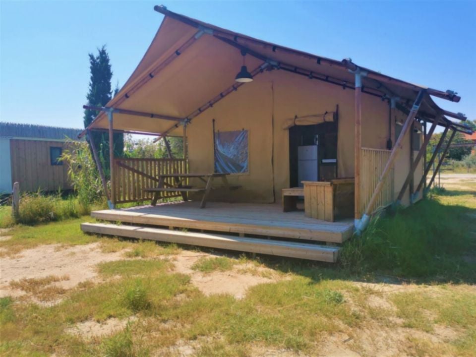 Camping Les Bois Flottés - Tente meublée - Tente en toile et en bois 4 personnes - LODGE SAFARI
