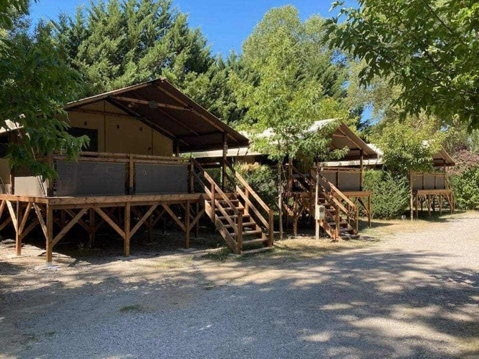 La Rivière - Tente meublée - Tente en toile et en bois 5 personnes - Lodge sur pilotis Confort+ 46m² (sans sanitaires)