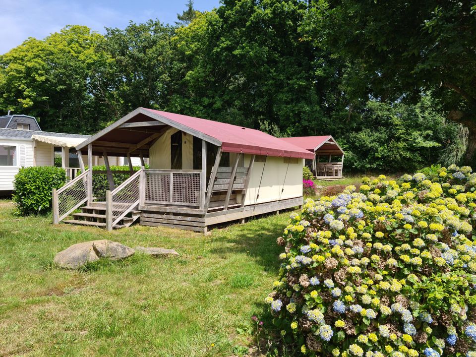 Kerleyou - Tente meublée - Tente en toile et en bois 4 personnes - Freeflower Standard 28m² - 2 chambres + terrasse couverte 8m² - sans sanitaires