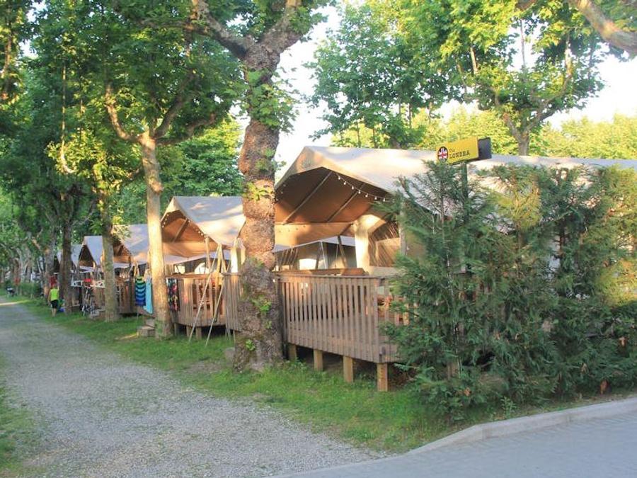 Lanterna Premium Resort - Tente meublée - Tente en toile et en bois 5 personnes - Tente safari Sorella + sanitaires + climatisation (6P)