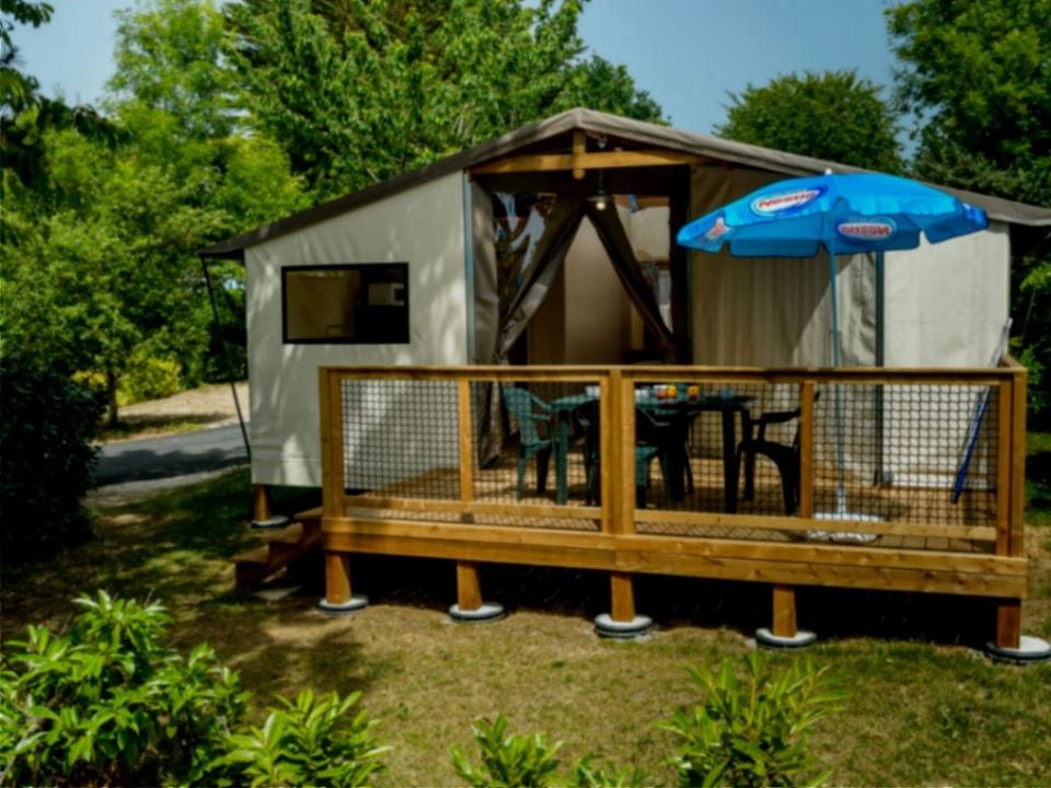 Le Pavillon Bleu - Tente meublée - Tente en toile et en bois 4 personnes - Tente lodge Mana 4P - Sanitaires