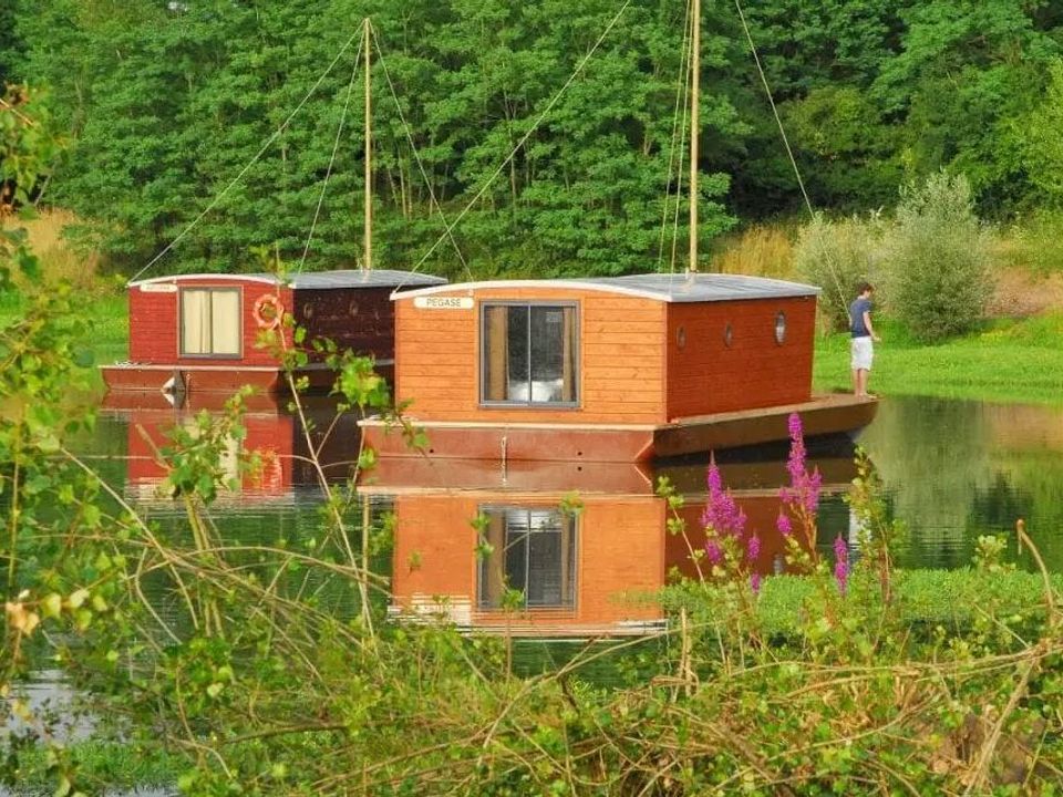 Village Toue des Demoiselles - Mobil home - Insolite 5 personnes - Toue cabanée au mouillage avec sanitaires