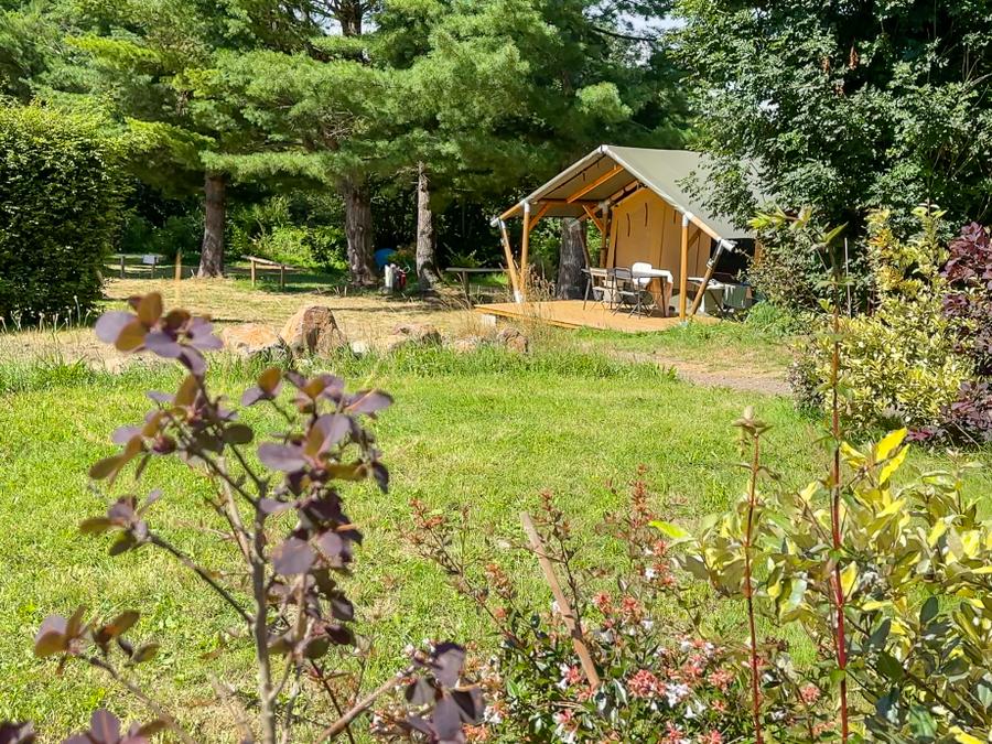 Camping la Marmotte - Tente meublée - Tente en toile et en bois 5 personnes - Ecolodge - 40 m2 - 2 chambres