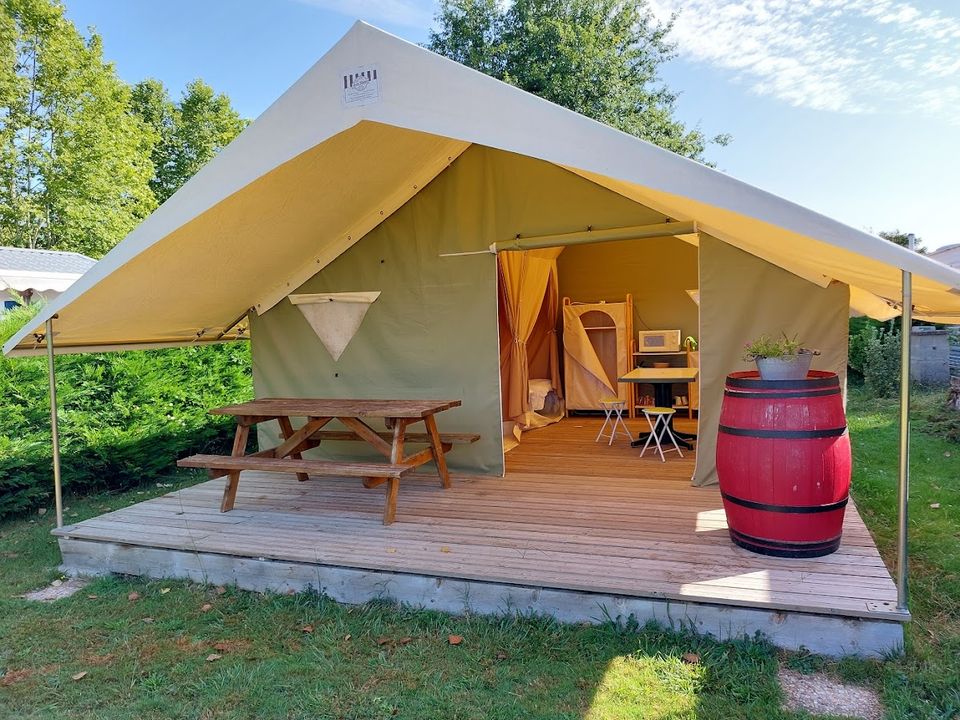 L'Eau Vive - Tente meublée - Tente en toile et en bois 4 personnes - LODGE (sans sanitaires)