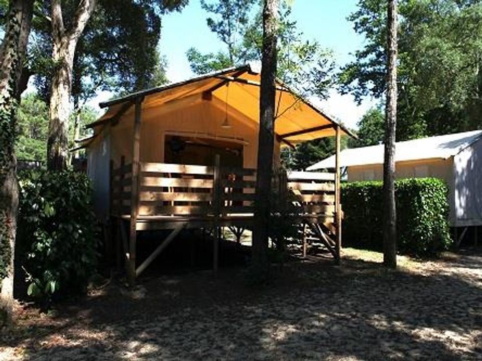 Les Deux Etangs - Tente meublée - Tente en toile et en bois 4 personnes - Cabane Lodge Standard 20m² 2 chambres + serviettes et draps + terrasse couverte + TV
