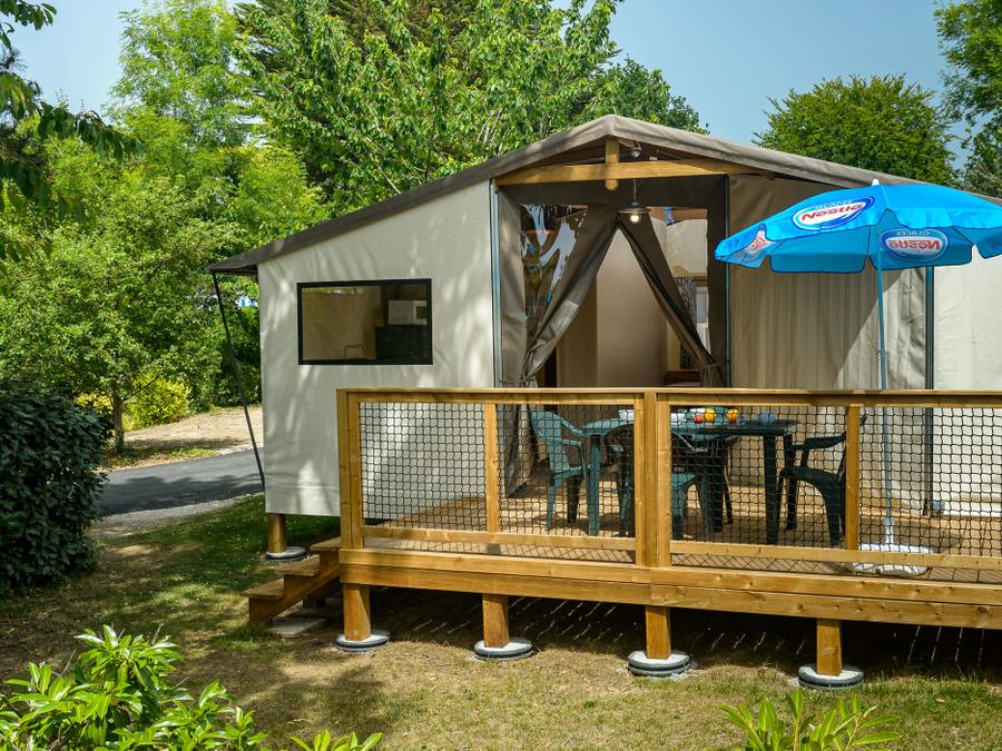 Le Kergariou - Tente meublée - Tente en toile et en bois 4 personnes - Cabane d'Uther Confort 27m² (2 chambres) + terrasse semi-couverte 4 pers