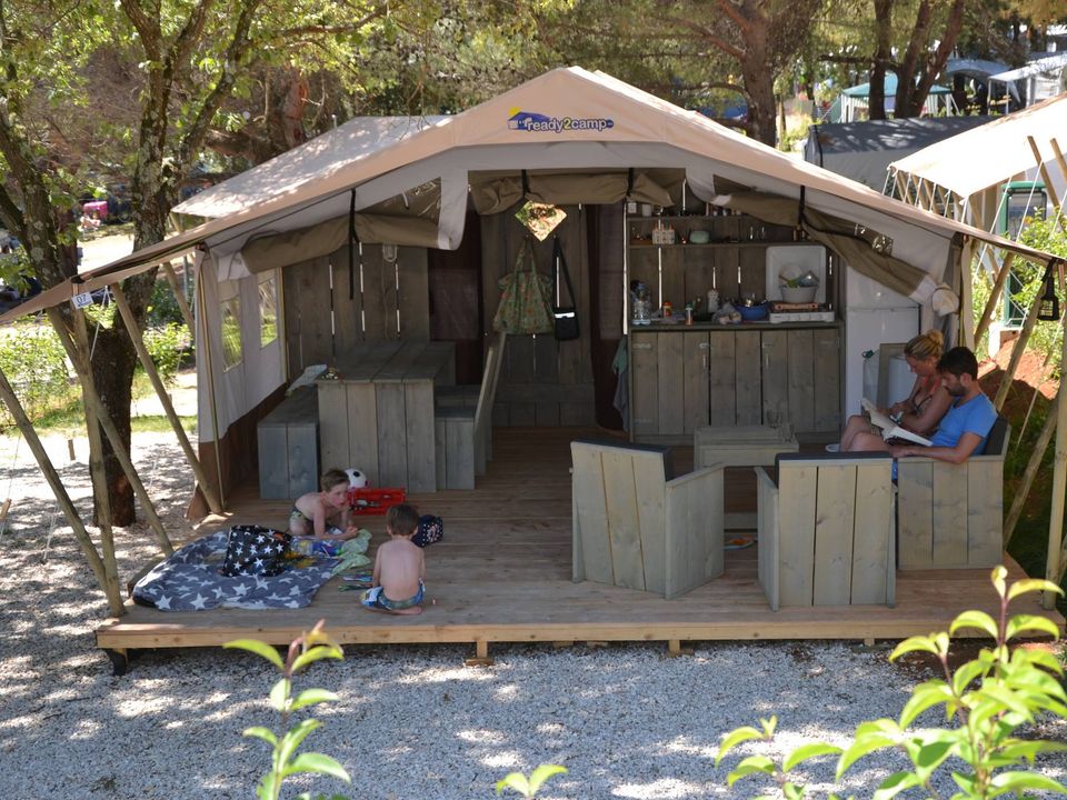 Polari - Mobil home - Tente en toile et en bois 5 personnes - Luxe Safaritent Sanitaire