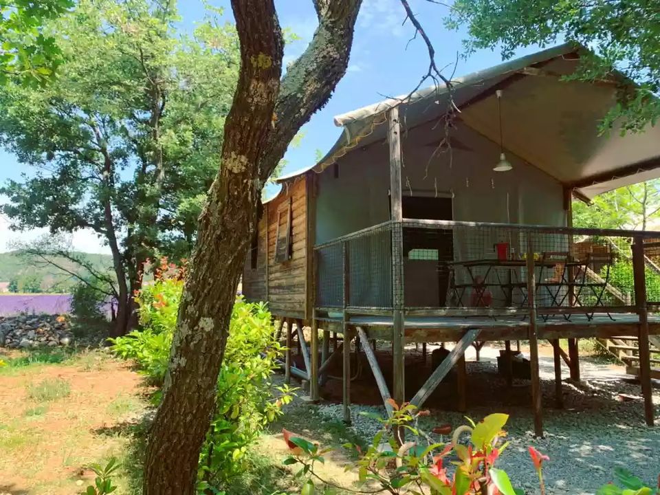 Le Jas du Moine - Tente meublée - Tente en toile et en bois 4 personnes - Cabane Lodge sur Pilotis Confort 27m² - 2 chambres + terrasse couverte