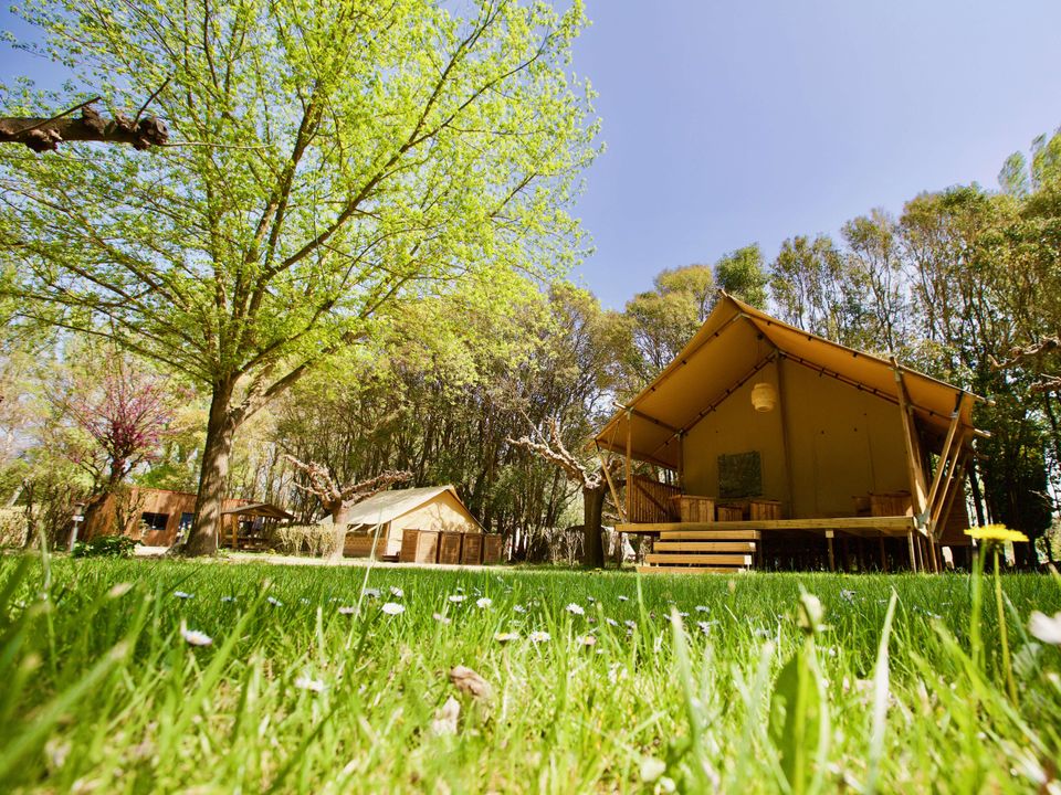 Suze Luxe Nature - Lodge - Lodge 4 personnes - Lodge Essentiel 30m² + 15m² en mezzanine - 2 chambres - cuisine - salle d'eau