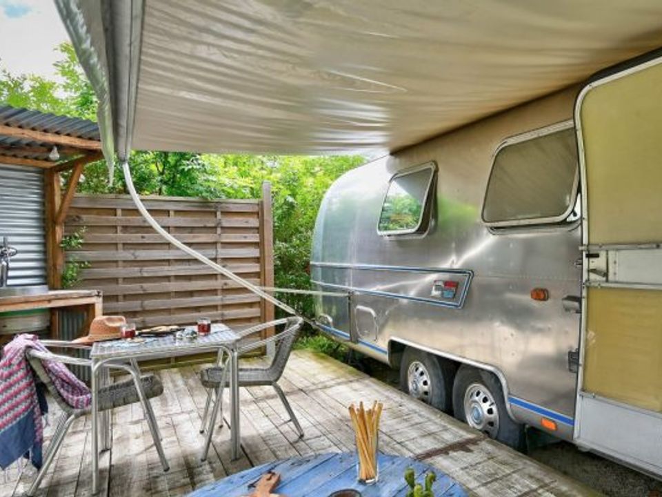 Le Château - Mobil home - Caravane 2 personnes - AMERICAINE AIRSTREAM avec Spa