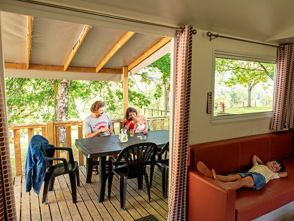 Camping du Lac du Causse - Mobil home - Mobilhome 4 personnes - Mobil-home Confort PMR 29m² (2chambres) + LV + TV + terrasse semi-couverte 6m² 4 personnes.