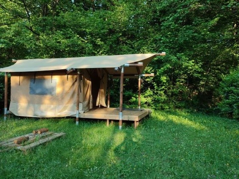 Camping du lac de la Seigneurie - Tente meublée - Tente en toile et en bois 2 personnes - Woodlodge Nature - 2 lits simple ou 1 lit double - Face à l'étang