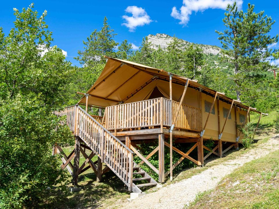 Le Clot Du Jay - Tente meublée - Tente 6 personnes - Tente Lodge Premium 35m² 3 chambres + terrasse 16m² (avec sanitaire)