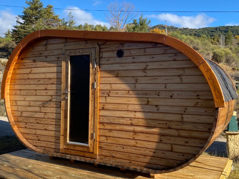 Les Hauts de Rosans - Mobil home - Hébergement 4 personnes - Cabane Insolite "Hobbit" 10m² - 1 chambre avec Clim + Terrasse + espace repas + sanitaire privé