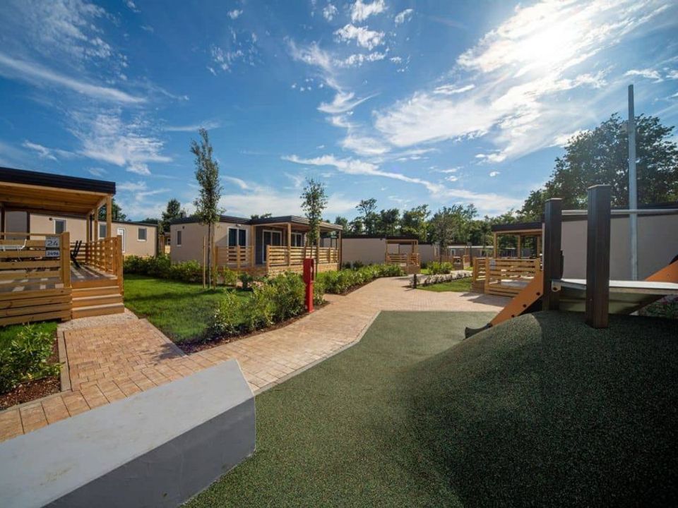 Park Umag - Mobil home - Mobilhome 6 personnes - Mobil-home | Comfort XL | 3 Ch. | 6 Pers. | Terrasse surélevée | 2 SDB | Clim. | TV