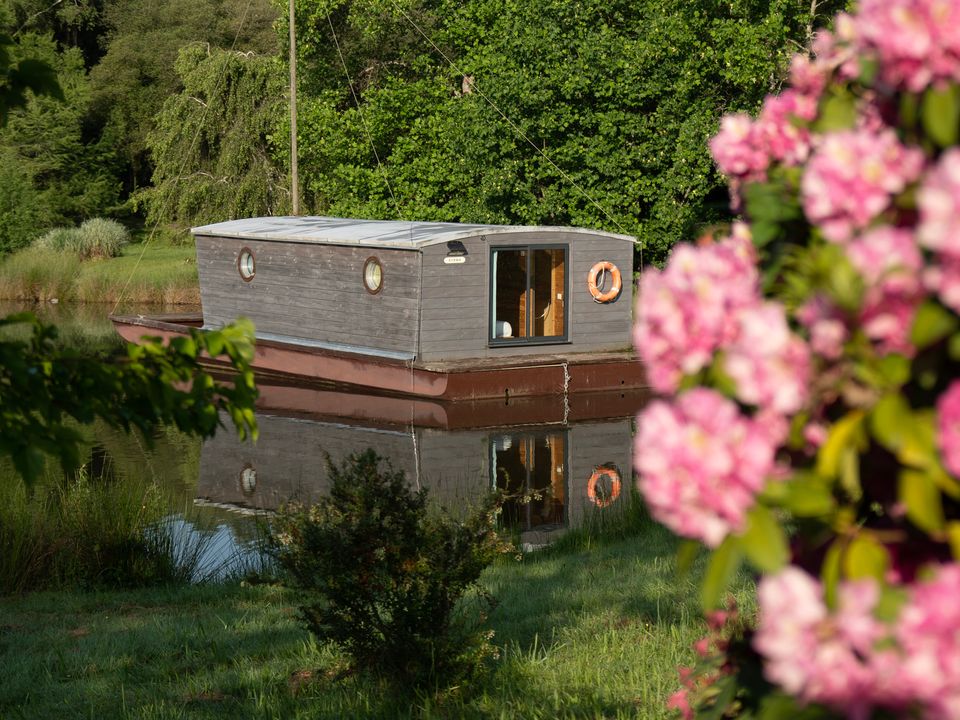 Village des Monédières - Mobil home - Hébergement 5 personnes - Toue cabanée accostée