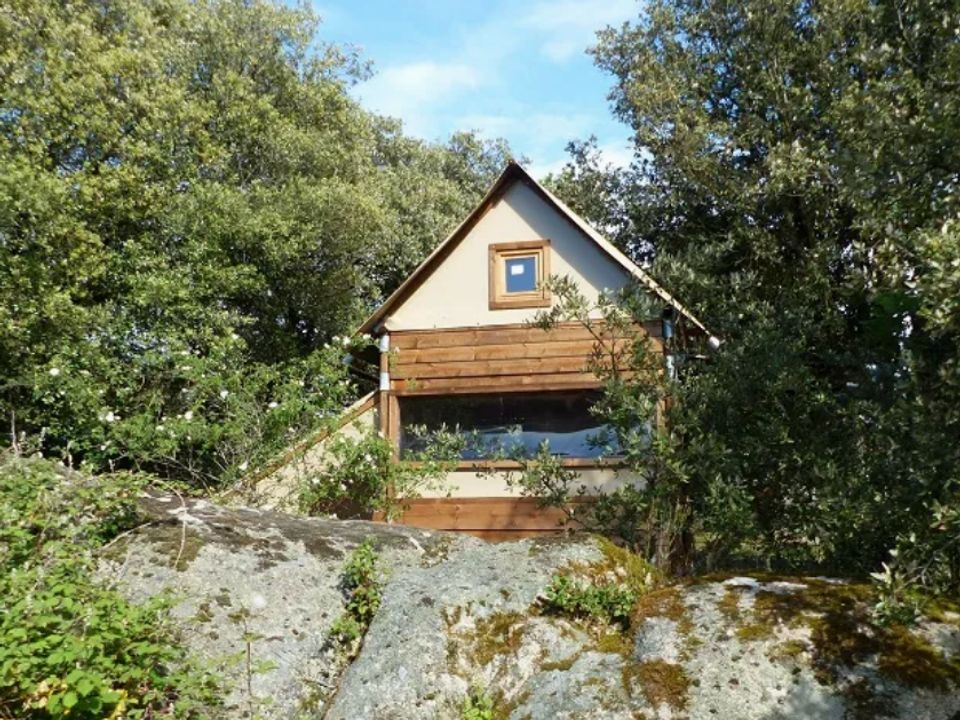 Le Martinet Rouge - Tente meublée - Tente en toile et en bois 4 personnes - BIVOUAC TENTE LARGE sans sanitaires