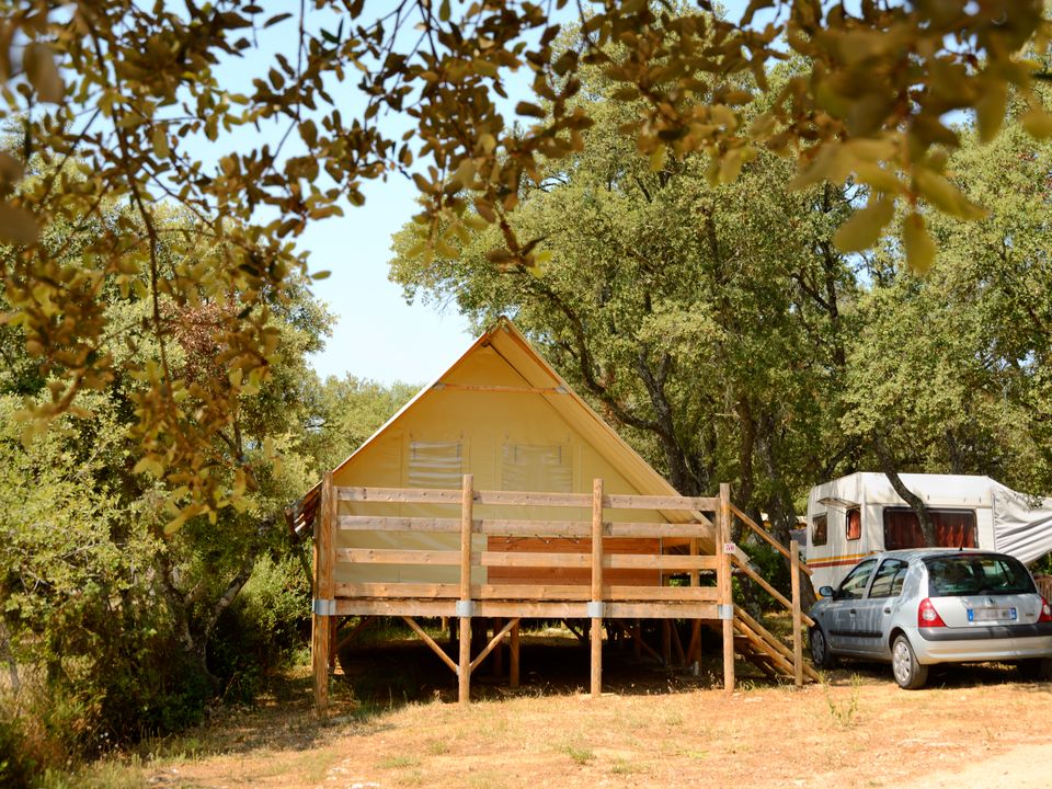 Domaine de Gajan - Tente meublée - Tente en toile et en bois 4 personnes - Safari, 2 chambres (sans sanitaires)