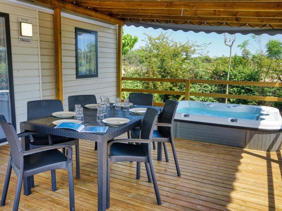 Les Floralies - Mobil home - Mobilhome 6 personnes - Prestige climatisé avec SPA, 3 Ch, 2 Salles d'eau, 2 WC (année 2025) Les Floralies - Mobil home - Mobilhome 6 personnes - Prestige climatisé avec SPA, 3 Ch, 2 Salles d'eau, 2 WC (année 2025)