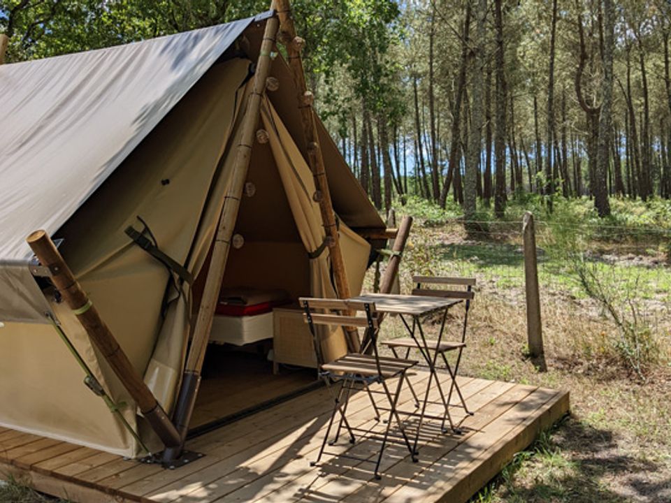 Laha - Tente meublée - Tente en toile et en bois 2 personnes - MOOREA (Sans sanitaires et cuisine) Animaux non admis