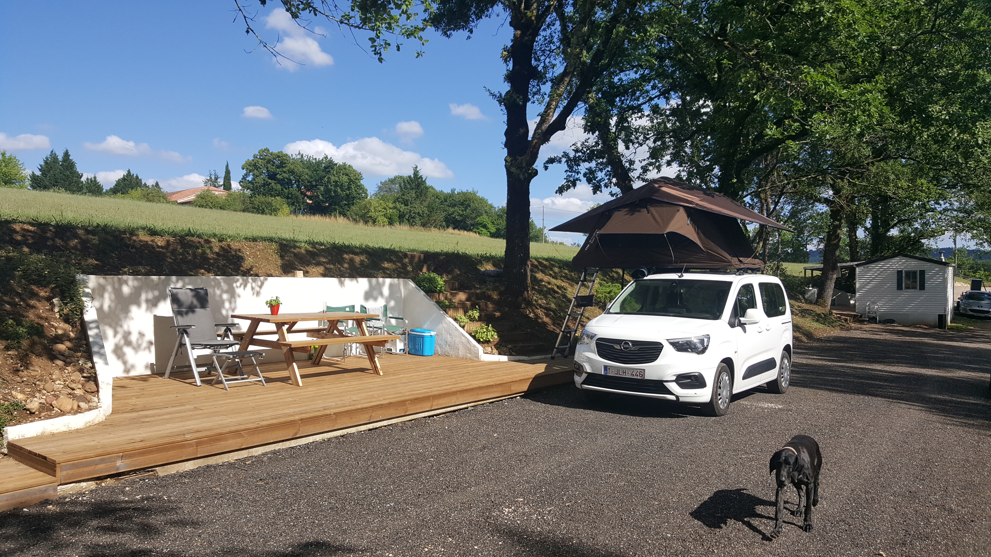 Camping Le Valenty - Emplacement - Emplacement premium :terrasse bois, table de pique- nique et sanitaire privatif