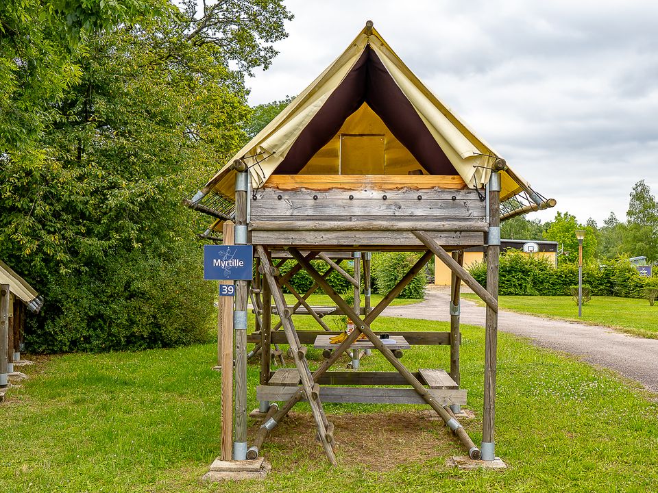 Camping des Ballastières - Tente meublée - Tente en toile et en bois 2 personnes - Bivouac sur pilotis 1 chambre