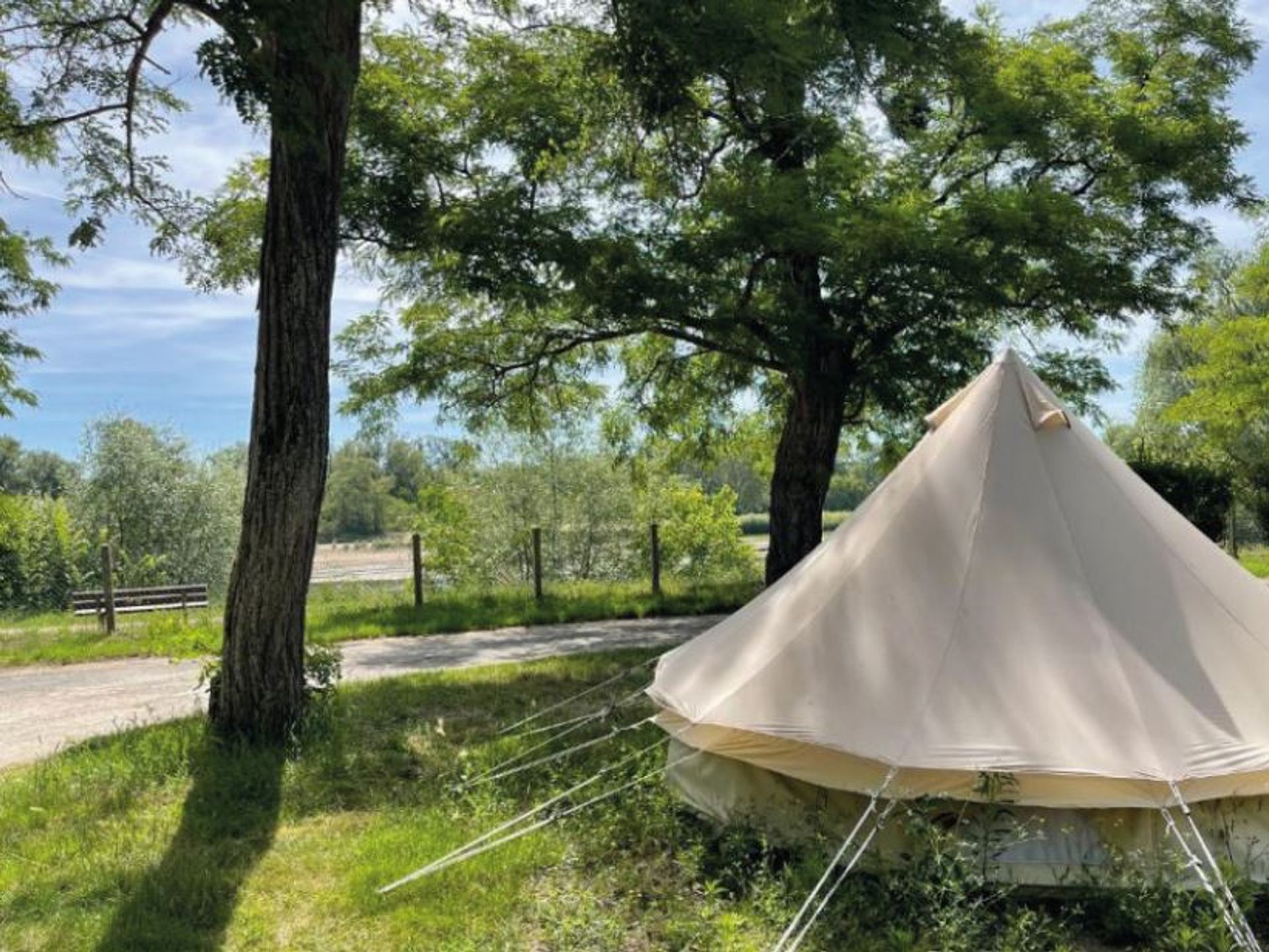 Les Portes de Sancerre - Tente meublée - Bell 400 cycliste 2 personnes