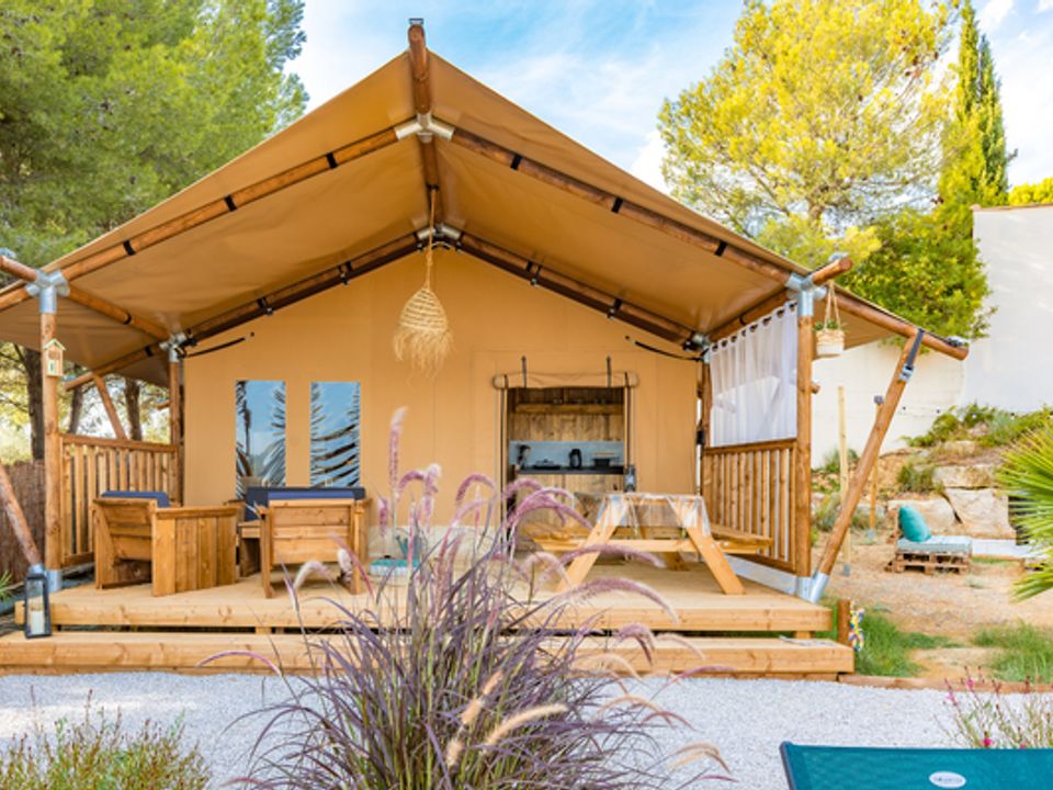 Quercy Vacances - Tente meublée - Tente en toile et en bois 4 personnes - Lodge Taïga / 2 chambres / avec sanitaires - terrasse sur pilotis