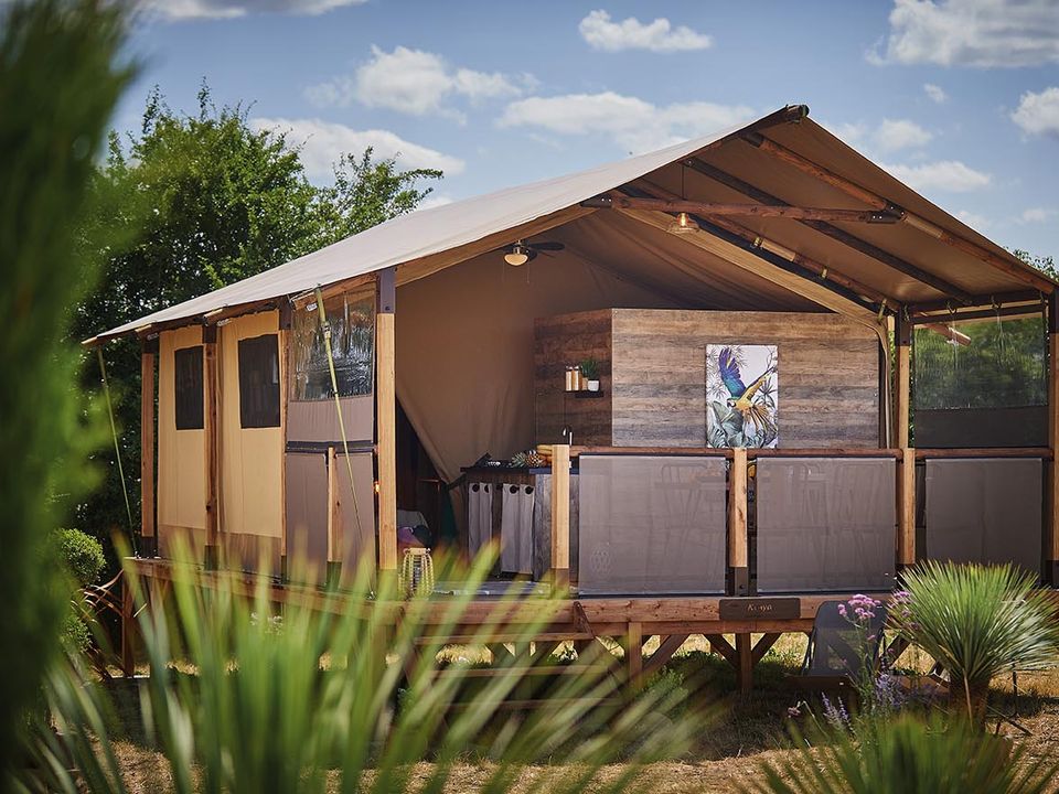 Le Pont du Tarn - Tente meublée - Tente en toile et en bois 5 personnes - Lodge Kenya Evasion Confort 34m² - 2 chambres 2/5 personnes (avec sanitaires) + Terrasse