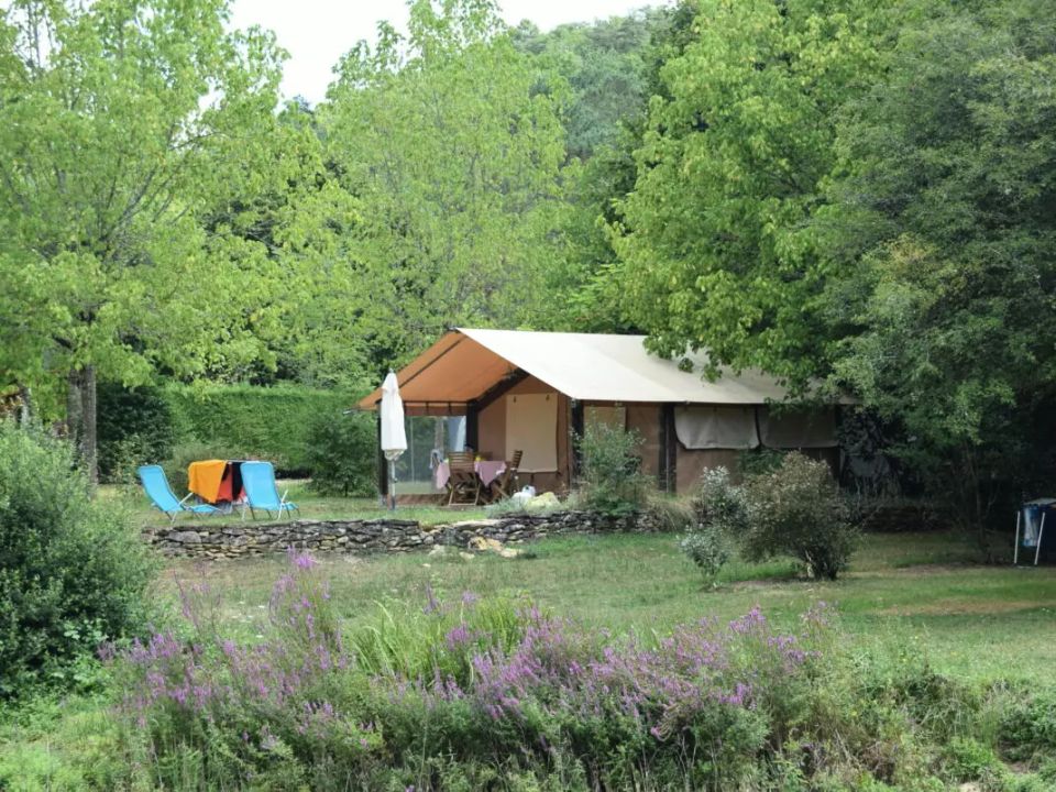 La Castillonderie - Tente meublée - Tente en toile et en bois 5 personnes - Lodge Victoria 3 Pièces 5 Personnes Sans Sanitaires
