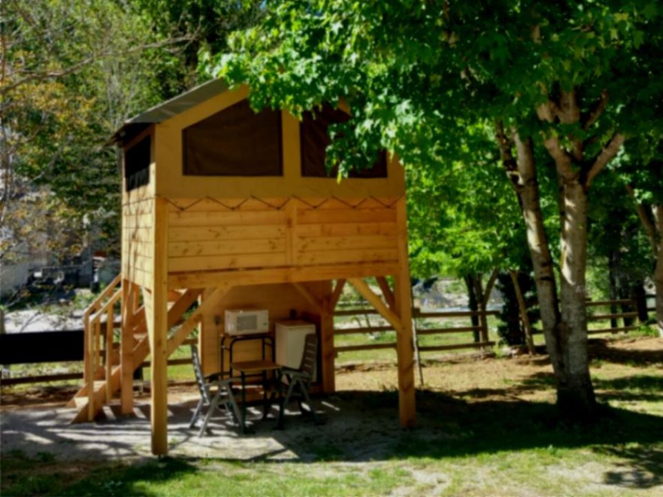 Le Terrados - Tente meublée - Tente en toile et en bois 2 personnes - Tente baroudeur sur pilotis