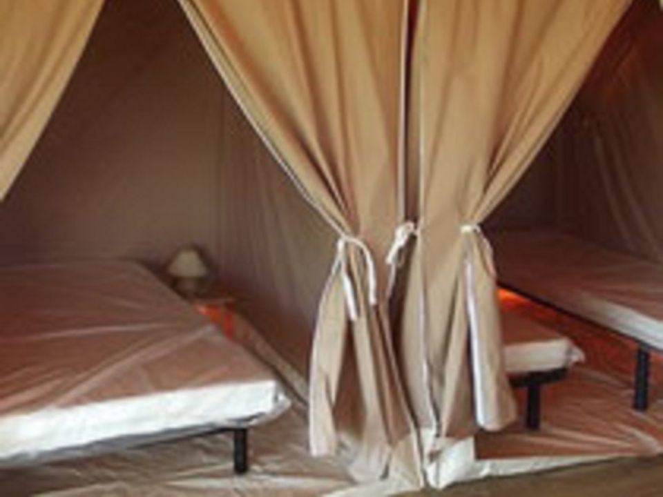 Camping Lot et Bastides - Tente meublée - Tente en toile et en bois 4 personnes - Canada 2 chambres 4 personnes