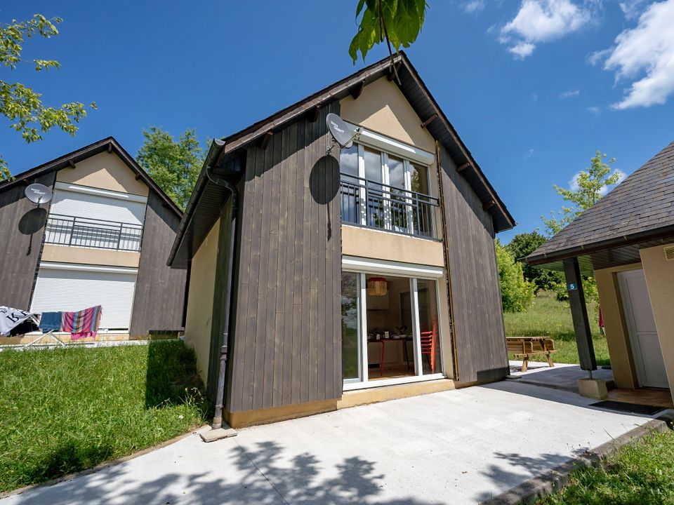 Camping du Lac du Causse - Mobil home - Gîte 4 personnes - Vue sur le lac 32m² (1 chambre) + terrasse ouverte