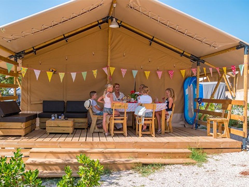 Bi-Village - Tente meublée - Tente en toile et en bois 6 personnes - Tente Safari | 3 Ch. | 6 Pers. | 1 SDB | Clim.