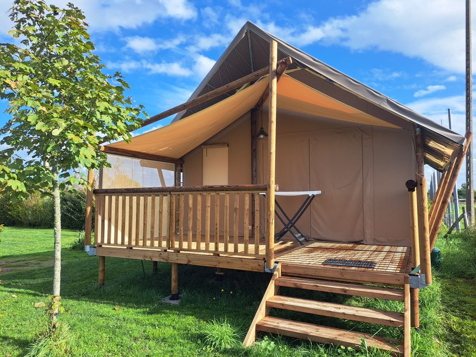 Loire et Châteaux - Tente meublée - Tente en toile et en bois 4 personnes - Lodge Toilé Confort 25m² (2 chambres) - avec sanitaires - terrasse couverte