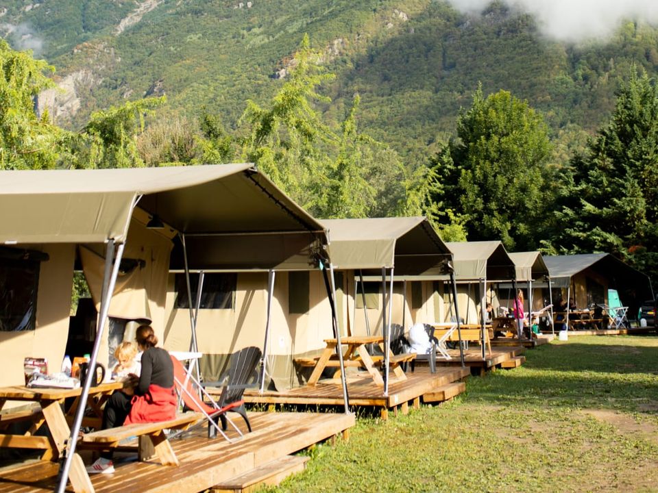 Le Belledonne - Tente meublée - Tente en toile et en bois 6 personnes - Tente glamping Verney
