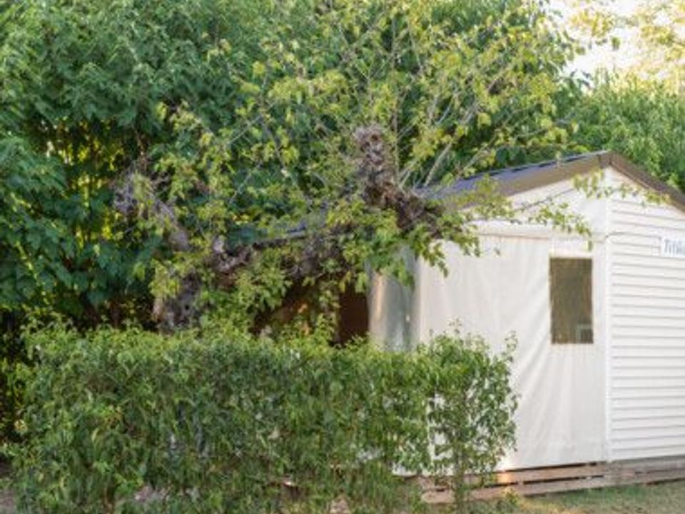 Le Coin Charmant - Tente meublée - Tente en toile et en bois 5 personnes - Atypique Tithome