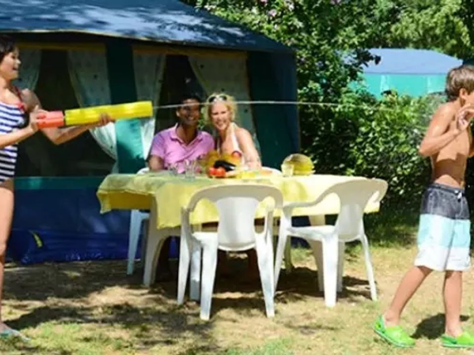 Domaine des Chênes Blancs - Tente meublée - Tente 5 personnes - Tente Navajo 4 Pièces 6 Personnes (4 adultes + 2 enfants) Sans Sanitaire