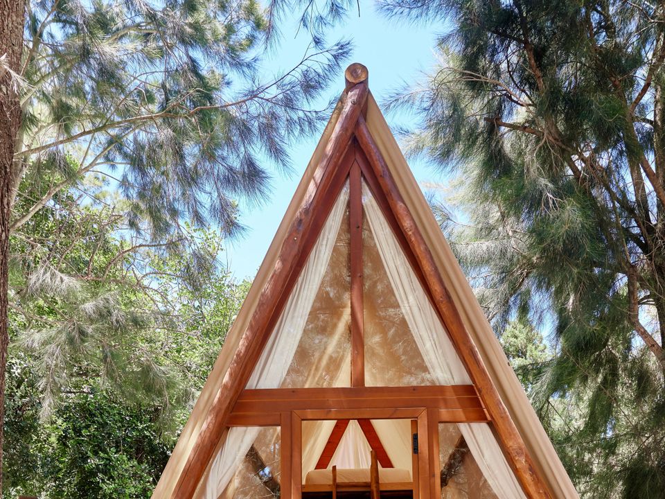 Camping Paloma - Tente meublée - Tente en toile et en bois 4 personnes - Tente Sauceda - 25m²