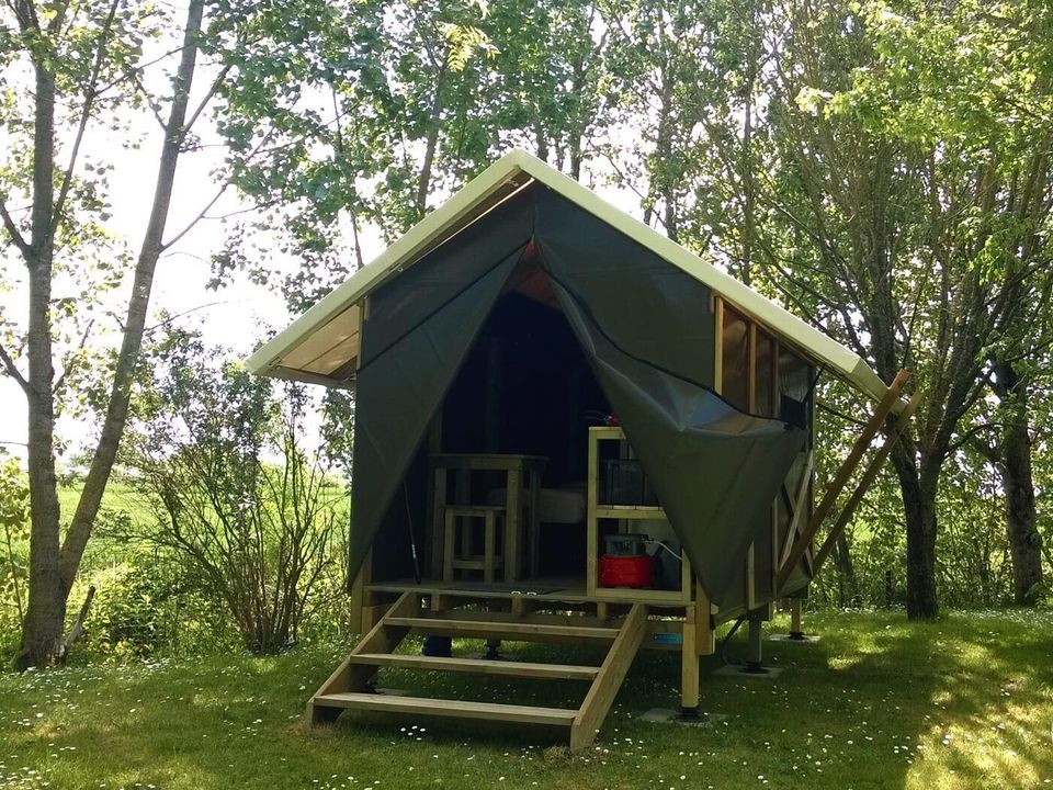 Les Mizottes - Tente meublée - Tente en toile et en bois 2 personnes - Lodg'Yssée 1 chambre 7 m²