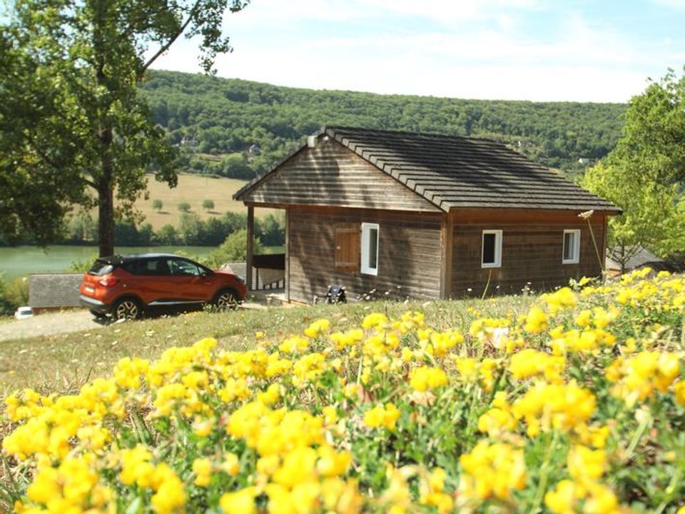 Camping du Lac du Causse - Châlet - Chalet 6 personnes - Confort 26m² (2 chambres) + terrasse couverte 6m² vue sur le lac
