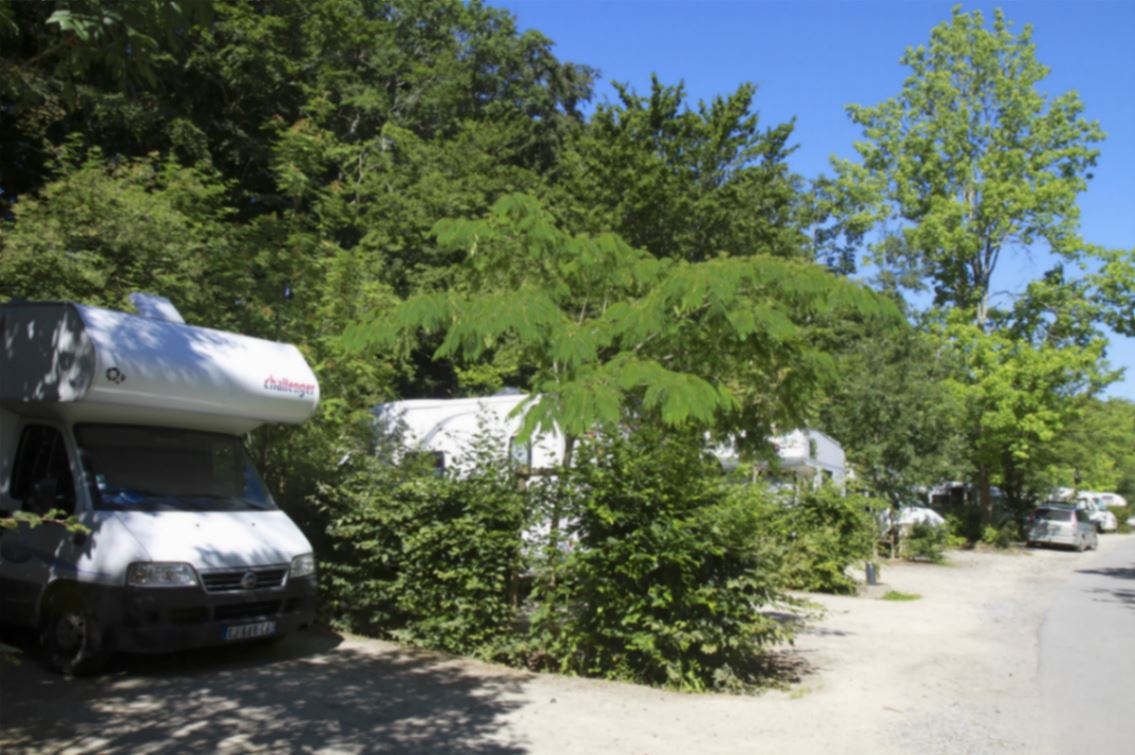 Nantes Camping - Emplacement - Emplacement stabilisé CAMPING CAR OU CARAVANE